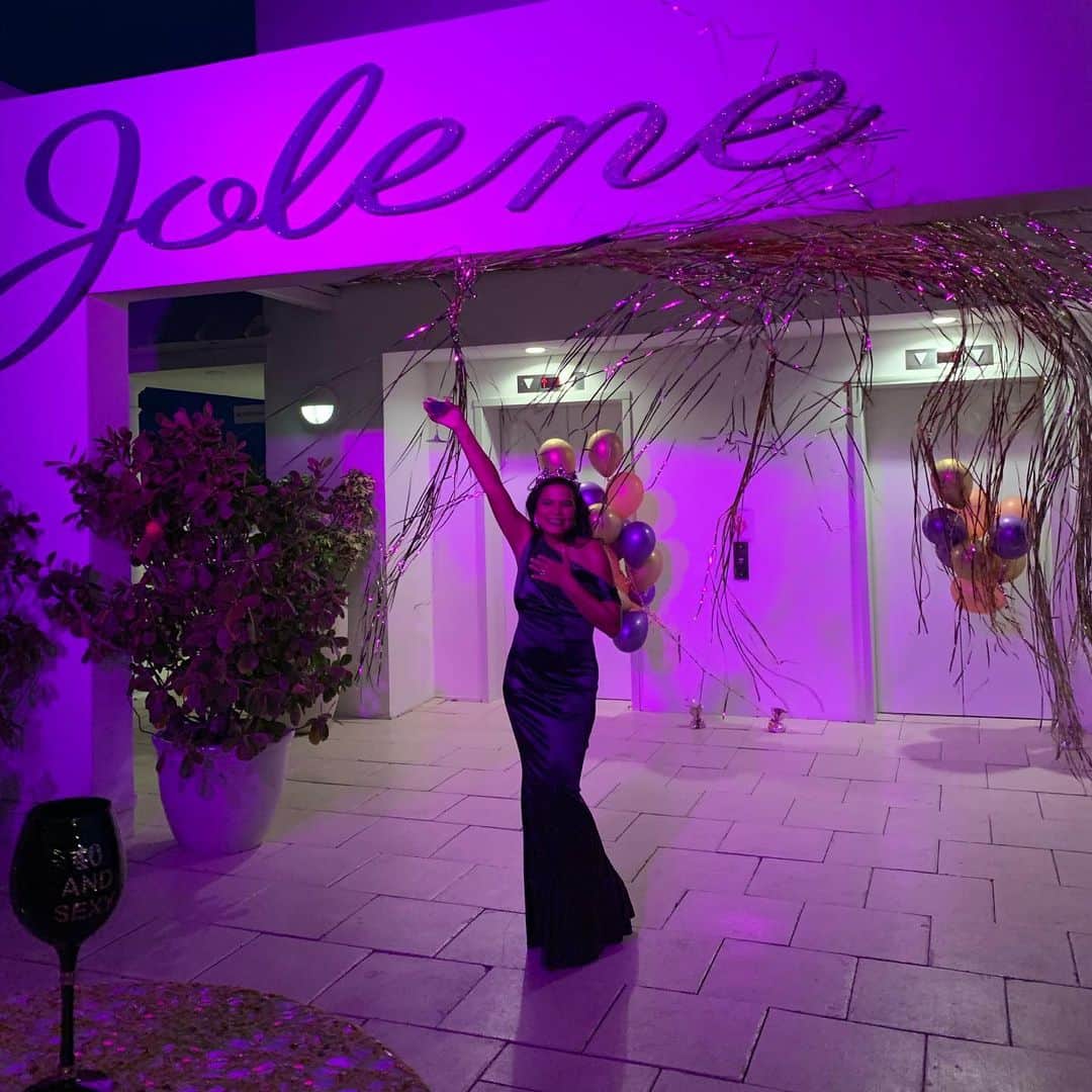 セリタ・エバンクスのインスタグラム：「Everyone please wish my amazing goddess of a cousin/sister a happy Birthday! @mrsjomiller 40 is the new 20! With your Benjamin button ass 😘❤️ 👑 #JolenesRoyal40th #Superhero」