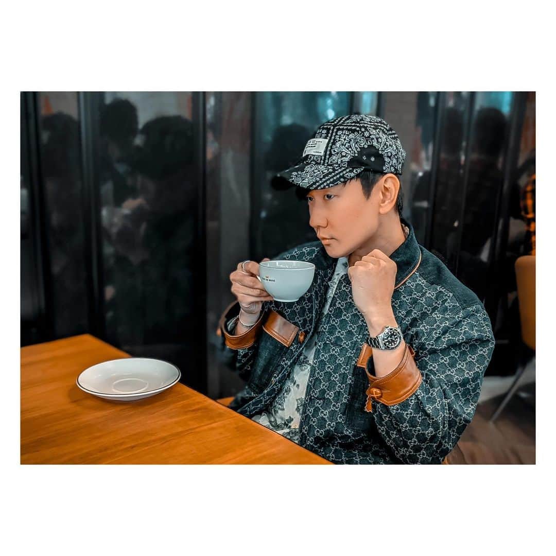 林俊傑のインスタグラム：「Happy Valentine’s Day! 情人節快樂！（不想選照片，都給你們吧）」