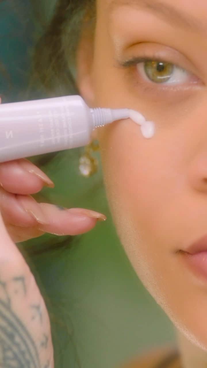 リアーナのインスタグラム：「I’m just here to brag about the best eye cream on the block! I’m always tired, y’all would never know. Lol! Get into this @fentyskin #FLASHNAP Instant Revival Eye Gel-Cream 👀🧖🏿‍♀️ available now on fentyskin.com & @sephora @harveynichols @bootsuk」