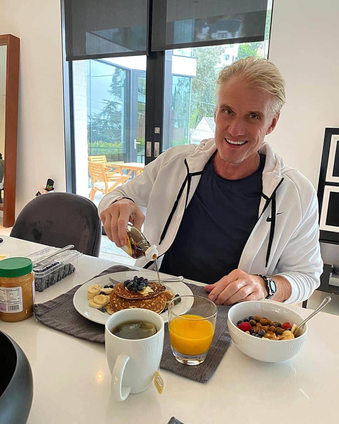 ドルフ・ラングレンのインスタグラム：「Power breakfast before hitting the gym👊🏻」