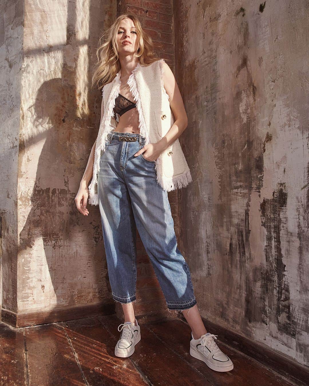 PINKOさんのインスタグラム写真 - (PINKOInstagram)「Dear everybody, meet ESTER, the new entry in our #SS21 jeans selection. A slouchy, boyfriend-fit that enhances your back and flatters your figure thanks to a special waistline construction! #PINKO」2月14日 2時00分 - pinkoofficial