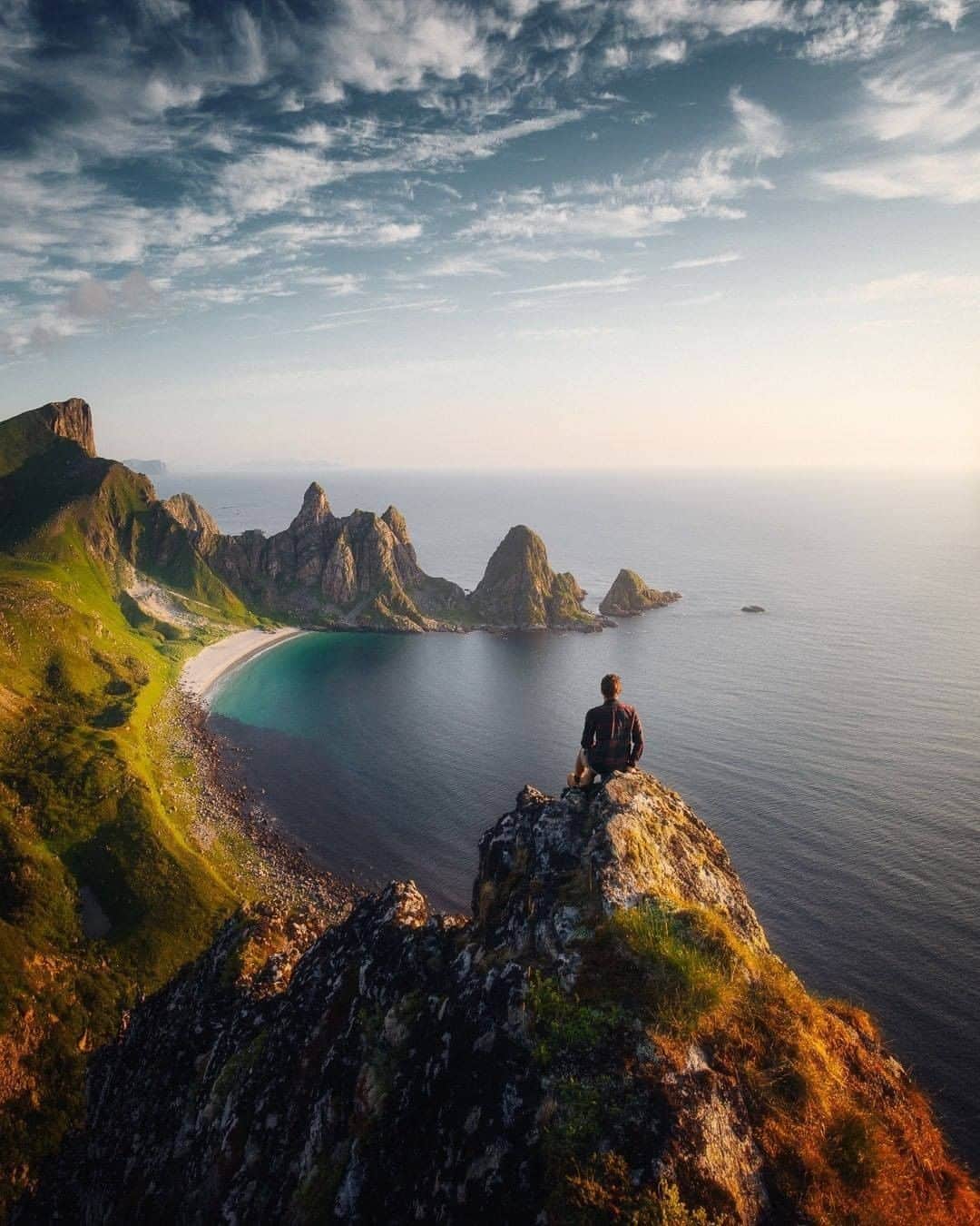 Discover Earthさんのインスタグラム写真 - (Discover EarthInstagram)「Northern Norway's most stunning viewpoints. A breathtaking ride through Vesteralen's high summits and sandy beaches.  📌 Vesteralen, norway #discovernorway🇳🇴 with @tomashavel  . . . .  #norway  #norge  #visitnorway  #oslo  #mittnorge  #ilovenorway  #bestofnorway  #lofoten  #dreamchasersnorway  #landscapesofnorway  #oslove  #ig_norway  #fjord  #norgefoto  #ig_nordnorge  #bergen  #norges_fotografer  #scandinavia  #northernnorway  #visitoslo  #highlightsnorway  #thebestofnorway  #oslobilder  #wu_norway  #liveterbestute  #nordnorge  #norwegian  #loves_norway  #mittfriluftsliv」2月14日 2時00分 - discoverearth