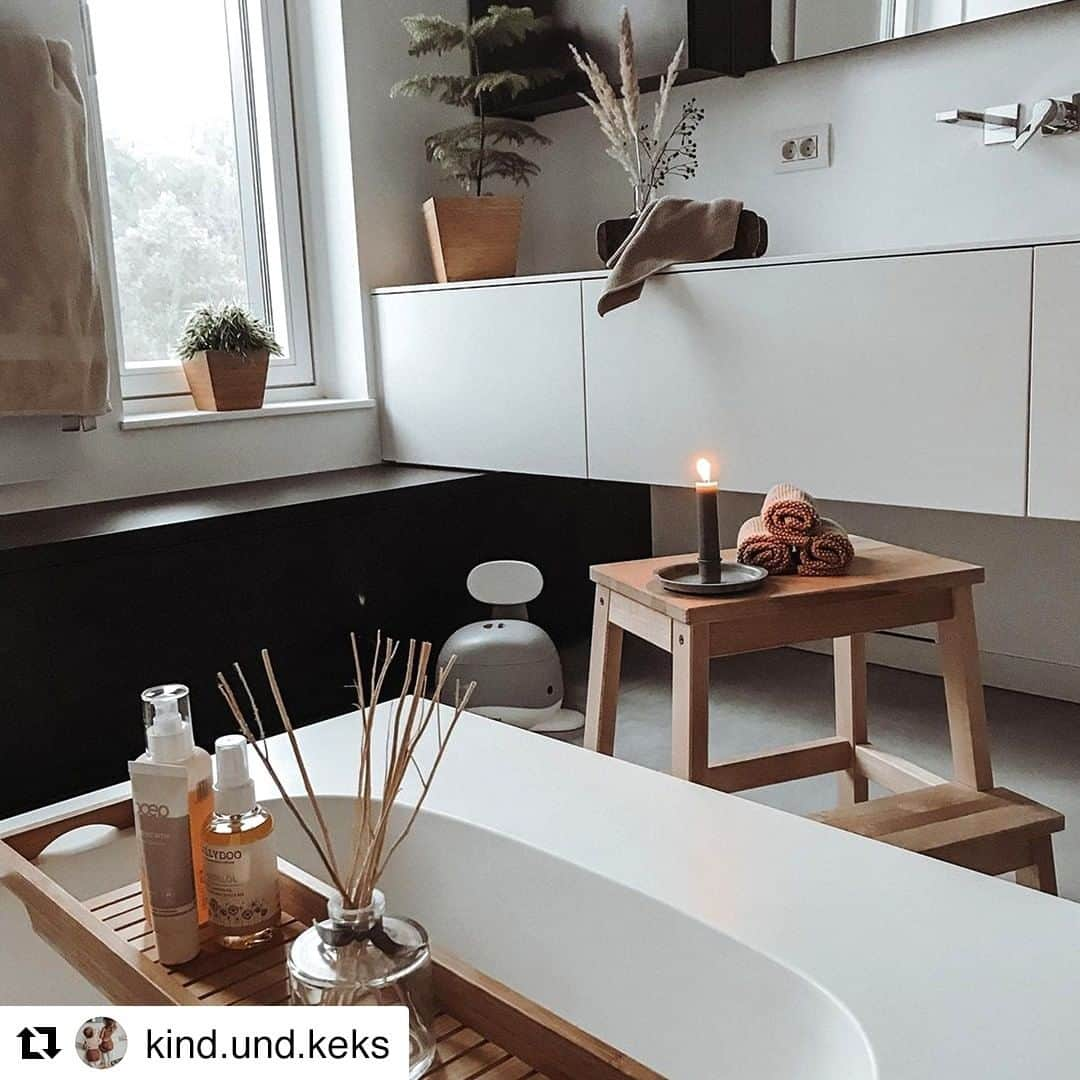 IKEA Austriaさんのインスタグラム写真 - (IKEA AustriaInstagram)「Das perfekte Wochenende in einem Bild! 🛀  Katrin von kind.und.keks zeigt uns, wie man eine anstrengende Woche erfolgreich ausklingen lässt. 🕯️💦 #IKEAat #Regram   // BEKVÄM Tritthocker, Buche, 50 cm € 14,99  #IKEA #Badezimmer #entspannen #Wochenende #Schaumbad」2月14日 2時00分 - ikeaaustria