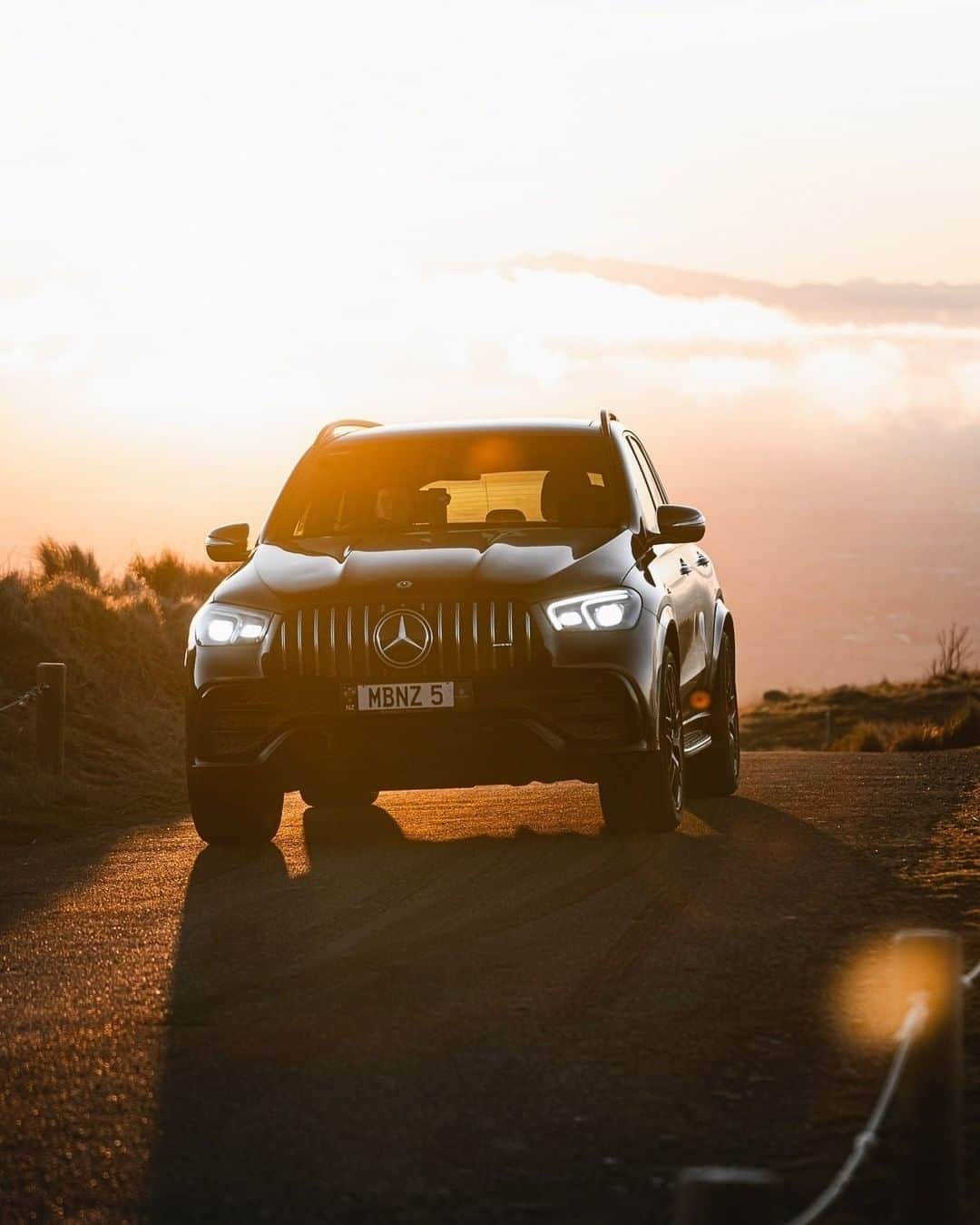 Mercedes AMGのインスタグラム：「[Kraftstoffverbrauch kombiniert: 9,6 l/100 km  CO₂-Emissionen kombiniert: 220 g/km  amg4.me/efficiency-statement  Mercedes-AMG GLE 53 4MATIC+]  Explore the unknown.  📷 @bradlongworth   #DrivingPerformance #MercedesAMG #GLE」
