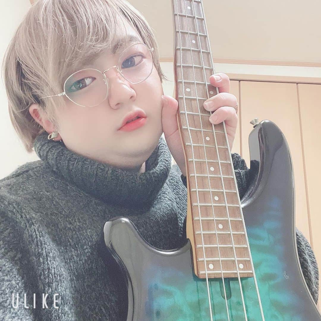 コバにゃんさんのインスタグラム写真 - (コバにゃんInstagram)「【今日🎸ベースはじめました】  ベース持って写真撮っただけです。 弦楽器憧れ🪕　　  #吹奏楽 #吹奏楽部 #吹奏楽部さんと繋がりたい #吹奏楽団 #吹奏楽コンクール #吹部 #ブラスバンド #音楽 #エレキベース #ベース #バンド #自撮り界隈の人と繋がりたい #加工しすぎてもはや誰 #音楽好きな人と繋がりたい #バンドマン #エレキギター」2月14日 2時01分 - kobanyan_official