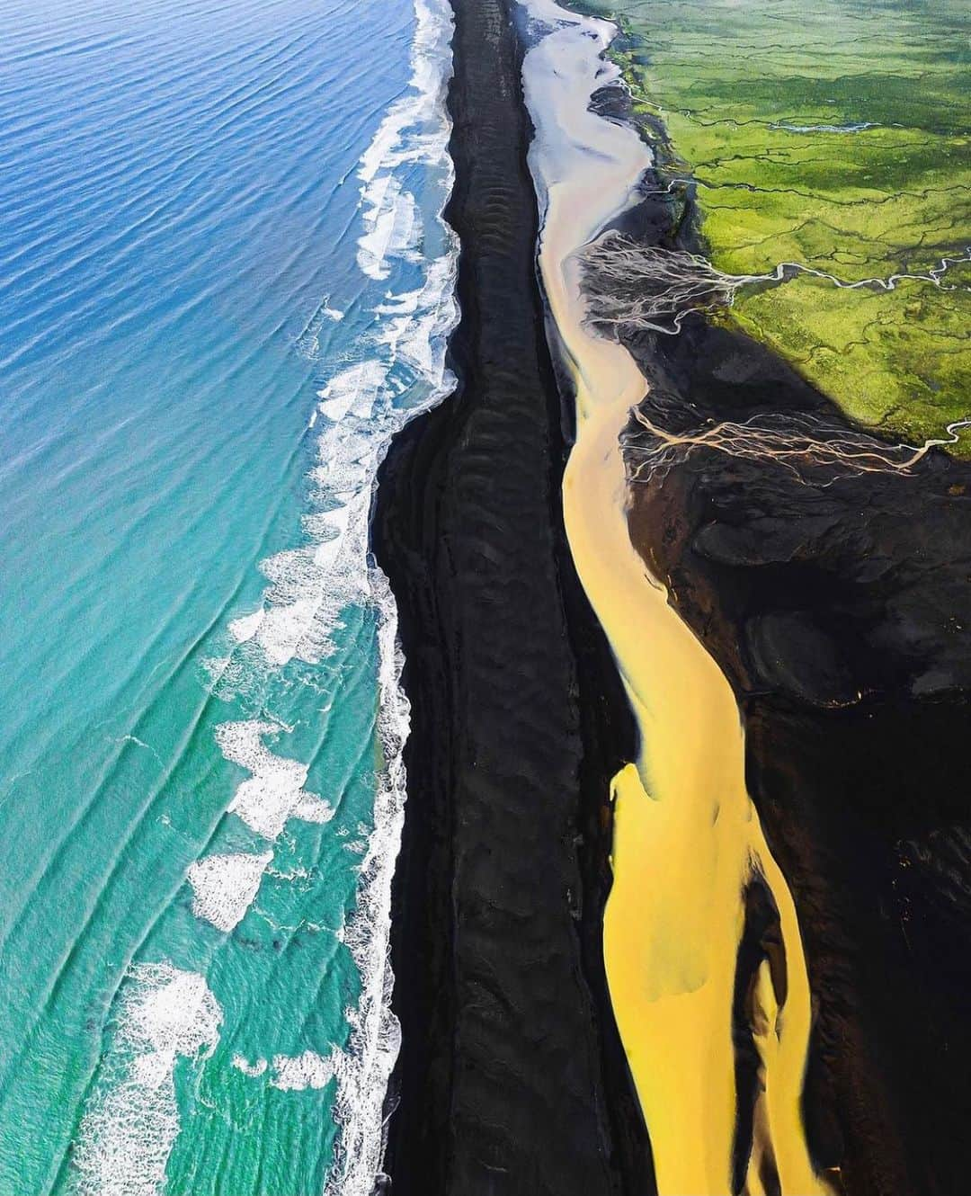 Earth Picsさんのインスタグラム写真 - (Earth PicsInstagram)「The colors of Iceland. 😍 Tag a friend you’d like to explore Iceland with! 📷 @sebastianmzh」2月14日 2時02分 - earthpix