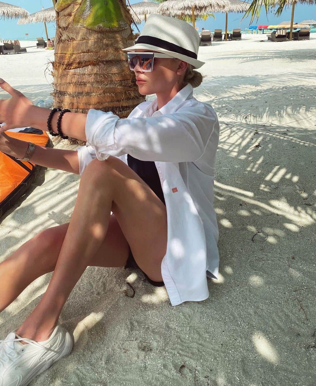 Alena Shishkovaのインスタグラム：「🌴🐒」