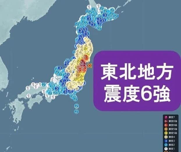 笠井信輔さんのインスタグラム写真 - (笠井信輔Instagram)「東日本大震災から10年を目前にして、またも、大きな地震が東北で発生してしまいました  先ほどまで東北の知人、友人と連絡をとりあったりしていて、話を聞くと、今回は特に福島の揺れがひどかったようです  それにしても 震度6強が起きるなんて…  それも10年経っているのにあの東日本大震災の余震なんだそうです あまりにもかわいそうです  福島はコロナの緊急対策期間が今日解除になるので、 「これからまた頑張ろう！」と県民の皆さんが前向きになろうとしているところだったそうです  そのタイミングで大地震が発生してしまいました 本当に大変だと思います  東北だけでなく、停電も起きている地区の皆さんにお見舞い申し上げます  お怪我などないでしょうか しばらく余震等あると思いますので、お気をつけて、 お体大事になさってください  早く余震が治まりますように」2月14日 2時06分 - shinsuke.kasai