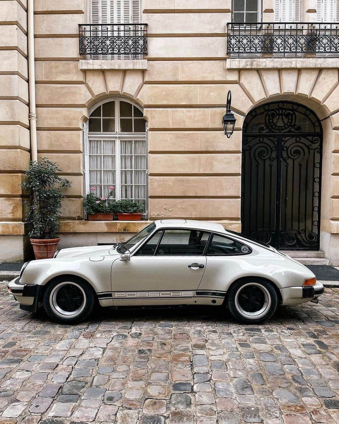 Porscheさんのインスタグラム写真 - (PorscheInstagram)「When side street strolls yield tucked away treasures.  (📸@le_petit_francais)   #Porsche #PorscheMoment」2月14日 2時06分 - porsche