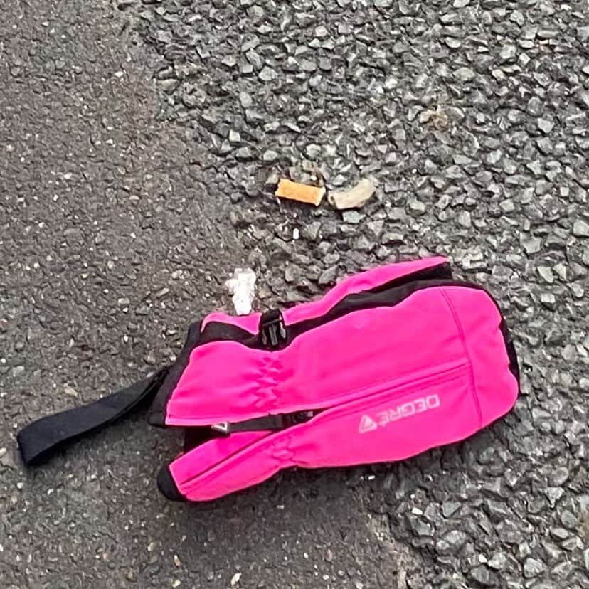フィリップ・P・キーンのインスタグラム：「Butt , one glove. #thingsyoufind  #pink」