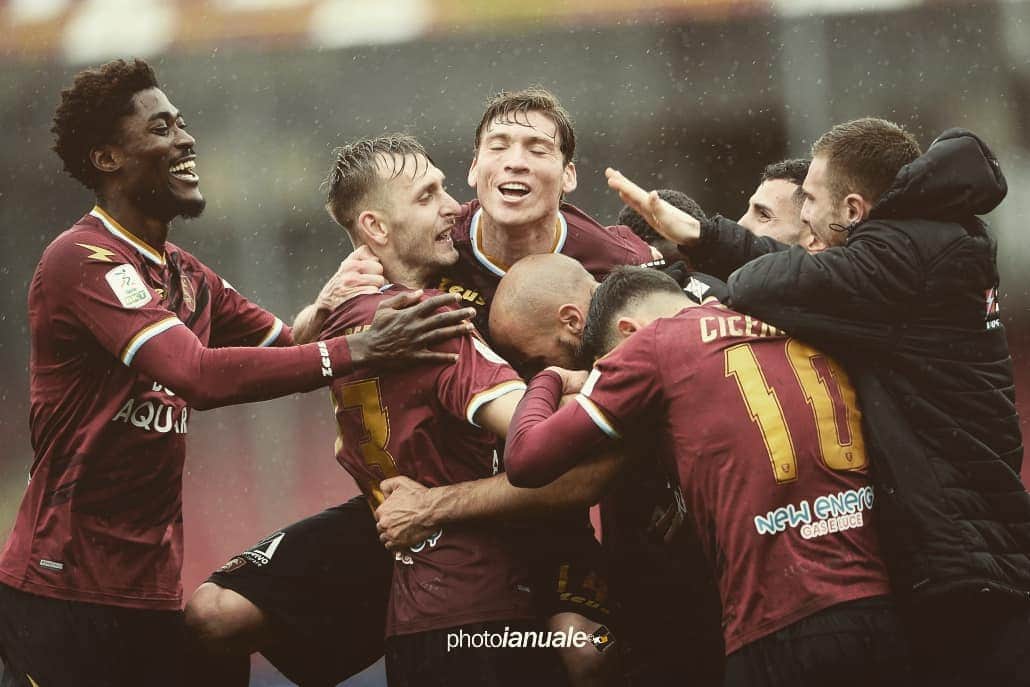 のインスタグラム：「Lavoreremo e continueremo a lottare fino alla fine 💪🇱🇻 #forzasalernitana #forzagranata #team #workhard @photo_ianuale」