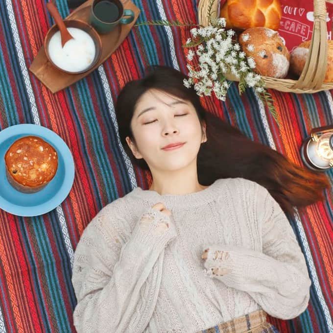 服部彩香のインスタグラム：「やりたいことやらなきゃなこと全然終わらないけど 今日はとても疲れたから寝るねおやすみ( ˘-˘ ) . #フリーモデル #フリーランス #被写体 #撮影会 #グラドル #グラビア  #くびれスト #美脚 #被写体 #撮影会 #撮影依頼 #仕事依頼 #ポートレート #ポートレートモデル #野外撮影  #あやかまる #服部彩香 #shotting  #portrait #japanesegirl  #cute #kawaii  #followme  #写真好きな人と繋がりたい #カメラ好きな人と繋がりたい」