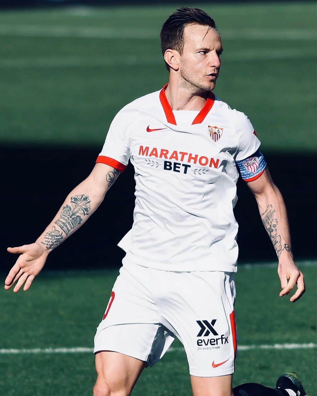 イヴァン・ラキティッチのインスタグラム：「Grand trabajo! 💪🏼 Seguimos sumando puntos importantes! ⚽️🙏🏼 Próxima parada: @championsleague #VamosMiSevilla」