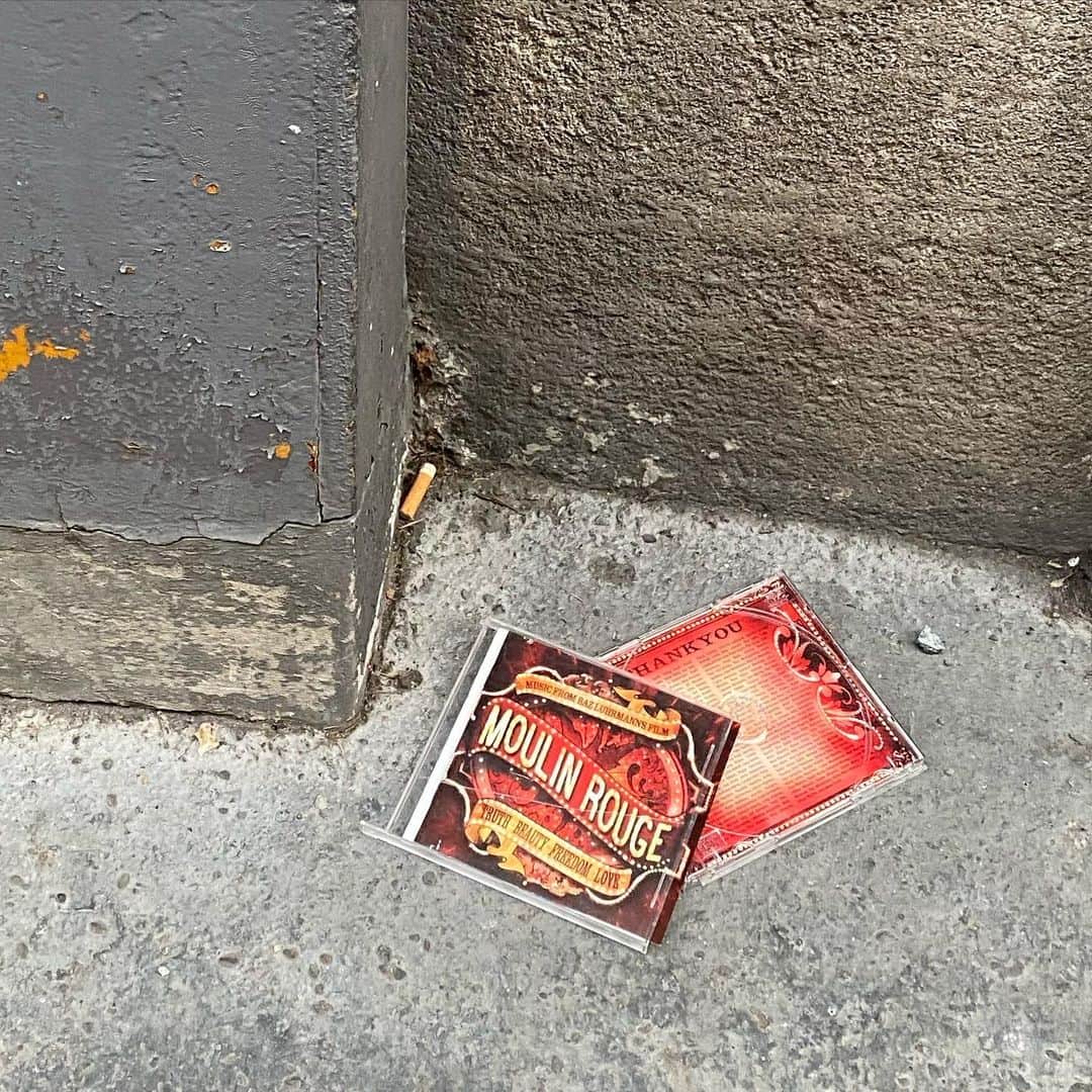 フィリップ・P・キーンのインスタグラム：「#thingsyoufind  #moulinrouge #coincidence」