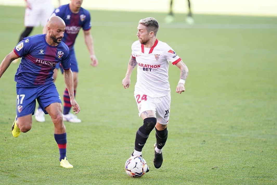 アレハンドロ・ゴメスさんのインスタグラム写真 - (アレハンドロ・ゴメスInstagram)「3 puntos FUNDAMENTALES ! ⚪️🔴🤜🏼🤛🏼🔥 #laliga @sevillafc」2月14日 2時22分 - papugomez_official