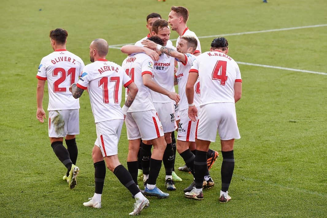 アレハンドロ・ゴメスさんのインスタグラム写真 - (アレハンドロ・ゴメスInstagram)「3 puntos FUNDAMENTALES ! ⚪️🔴🤜🏼🤛🏼🔥 #laliga @sevillafc」2月14日 2時22分 - papugomez_official