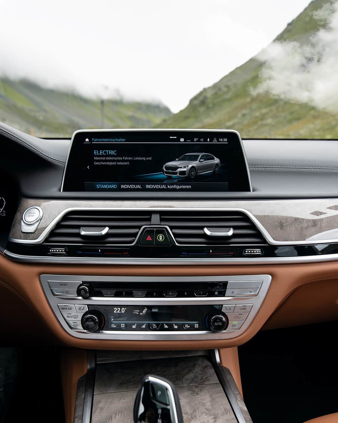 BMWのインスタグラム：「Hiking, but make it high-tech. The BMW 7 Series Sedan #THE7 #BMW #7Series #JoyElectrified @lumafoto  __ BMW 745e Sedan: Fuel consumption weighted combined in l/100km: 2.2–2.1 (NEDC); 2.2–1.8 (WLTP), CO2 emissions weighted combined in g/km: 50–49 (NEDC); 49–41 (WLTP), Power consumption weighted combined in kWh/100km: 16.6–16.3 (NEDC); 19.0–17.7 (WLTP). Further information: www.bmw.com/disclaimer   394 hp, 290 kW, 600 Nm, Acceleration (0-100 km/h): 5.2 s, Top speed (limited): 250 km/h.」