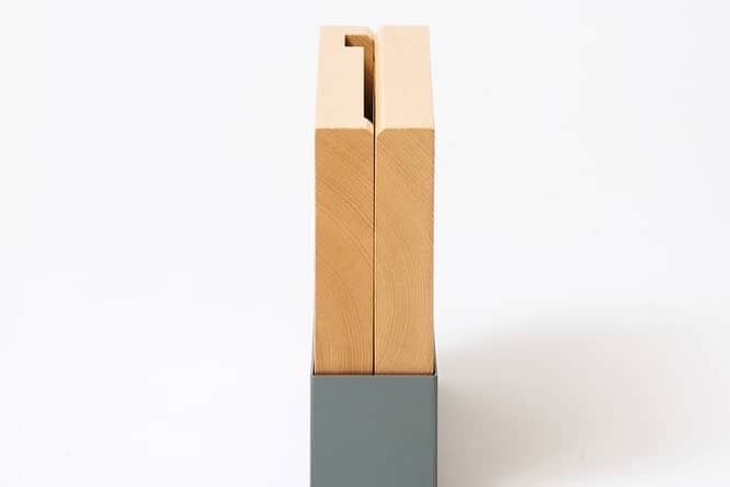 ideaco online storeさんのインスタグラム写真 - (ideaco online storeInstagram)「・ ウッド×スチール"knife stand" ・ ウッド×ステンレス"kitchen paper stand" ・ 木製ナイフスタンドは、木製部分が2パーツに分かれるセパレート仕様なので、お手入れも安心☺︎ マグネットでピタっとくっつき、スチールの土台に収めるだけ。シンプルな設計です。 キッチンの毎日見る場所に置くナイフスタンドだからこそ、スチールの土台は燕三条の職人さんに作ってもらった拘り品。 キッチンバサミもきちんと収まります◎ ・ ・ #ideaco#イデアコ#ナイフスタンド#knifestand#木製ナイフスタンド#日本製#燕三条#包丁スタンド#キッチンペーパースタンド#キッチンペーパーホルダー#コストコキッチンペーパー#キッチンインテリア#シンプルインテリア#シンプルデザイン#シンプルな暮らし#丁寧な暮らし#暮らしを整える#kitcheninterior #kitchendesign #simpledesign #simpleinterior」2月14日 7時54分 - ideaco_home