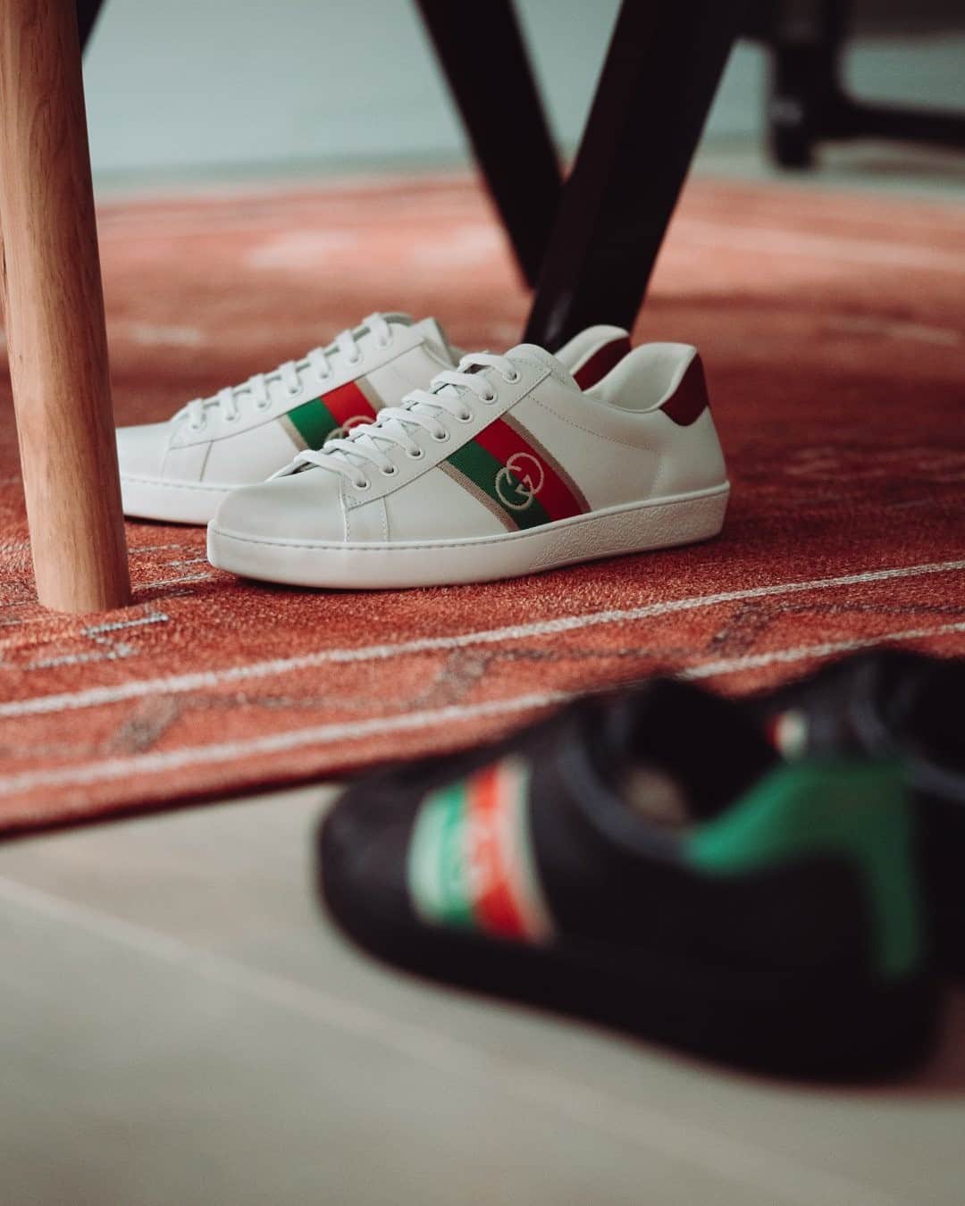 MR PORTERのインスタグラム：「Every iteration of Gucci's signature 'Ace' sneakers captures the specific brand of retro-cool that the house has made its trademark. This latest pair has smooth leather uppers and the interlocking GG incorporated into the iconic webbing stripes. They'll work with a whole host of outfits thanks to the streamlined profile. Now the question is, which colour to choose? Drop us a ⚪ or ⚫ below and help us choose.  Shop the story: GUCCI - Ace Webbing-Trimmed Leather Sneakers  GUCCI - Ace Webbing-Trimmed Leather Sneakers」