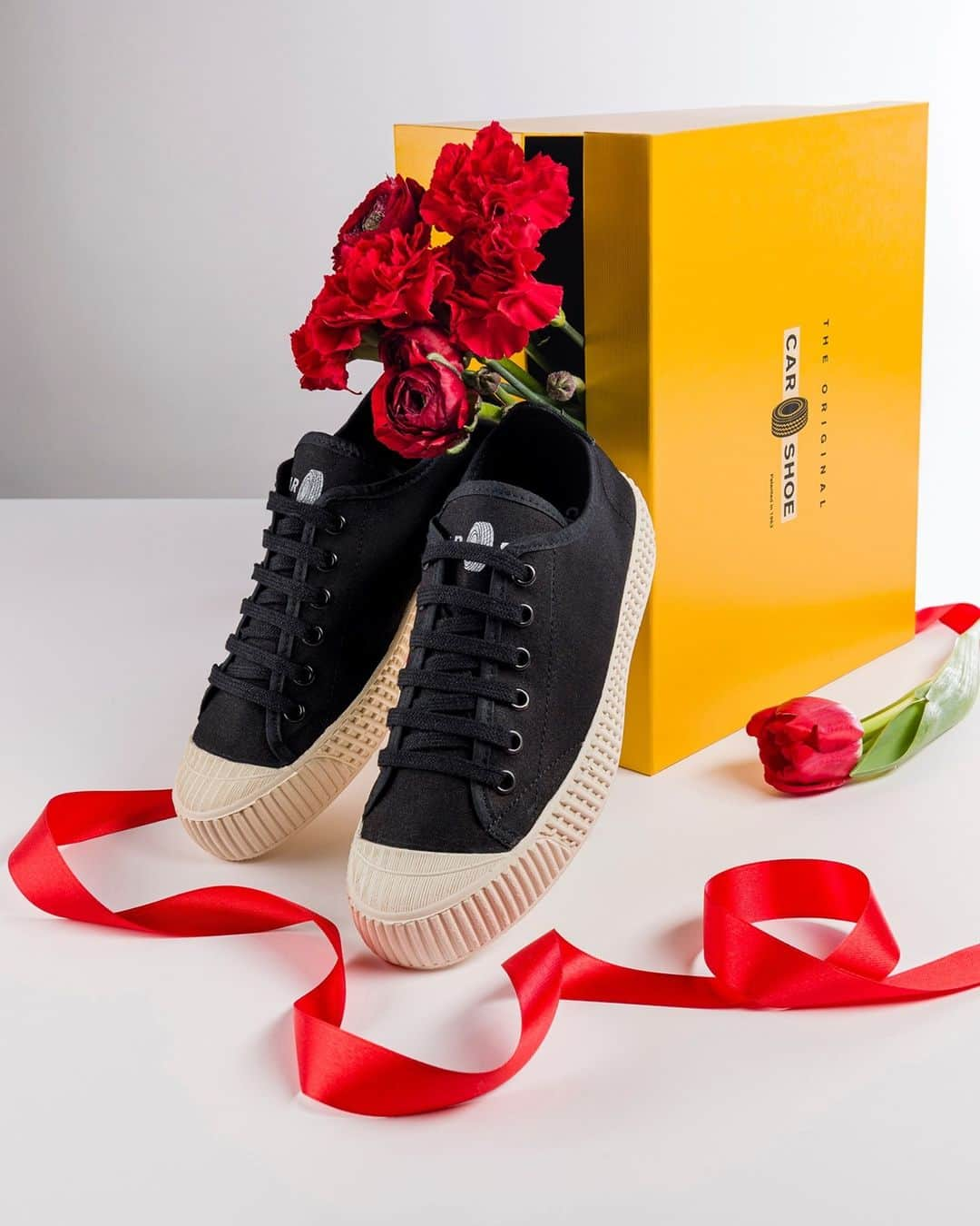 カーシューのインスタグラム：「The perfect gift for my Valentine? @carshoe is ready to help out. Nothing beats the iconic #CarShoeSupernova sneakers. #CarShoeValentinesDay」