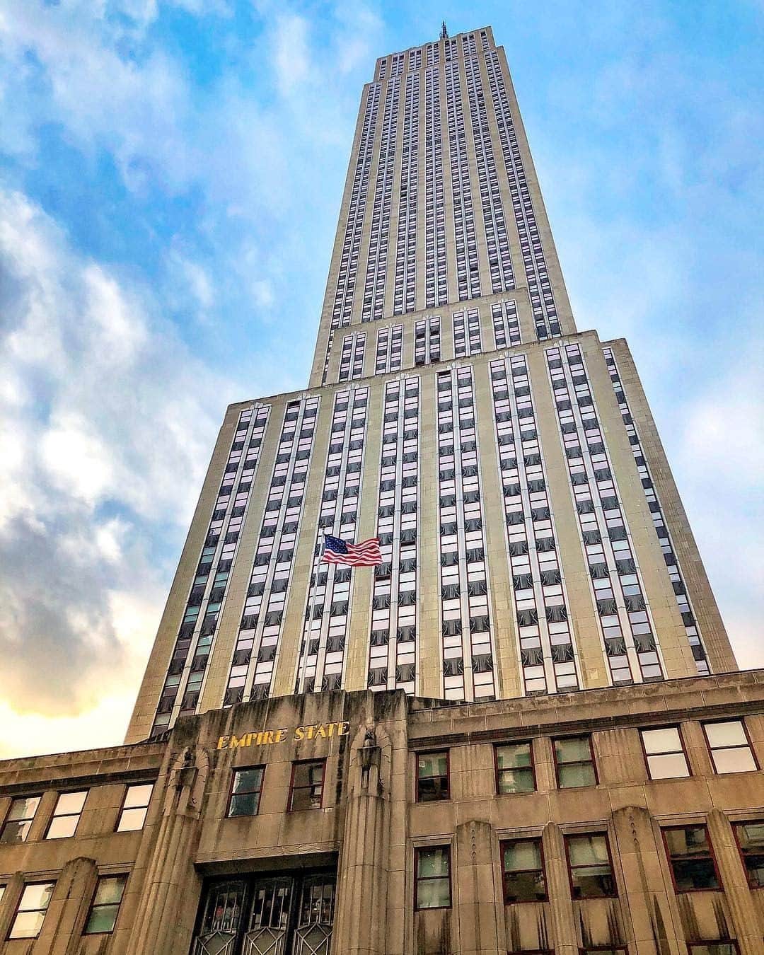 Empire State Buildingのインスタグラム：「Like this shot? Comment a 🤩 below! ⁠ ⠀⠀⠀⠀⠀⠀⠀⠀⠀ ⁠ Follow @empirestatebldg for more #NYC pics like this! ⁠ ⠀⠀⠀⠀⠀⠀⠀⠀⠀ ⁠ 📷: @thekavicliving #EmpireStateBuilding」
