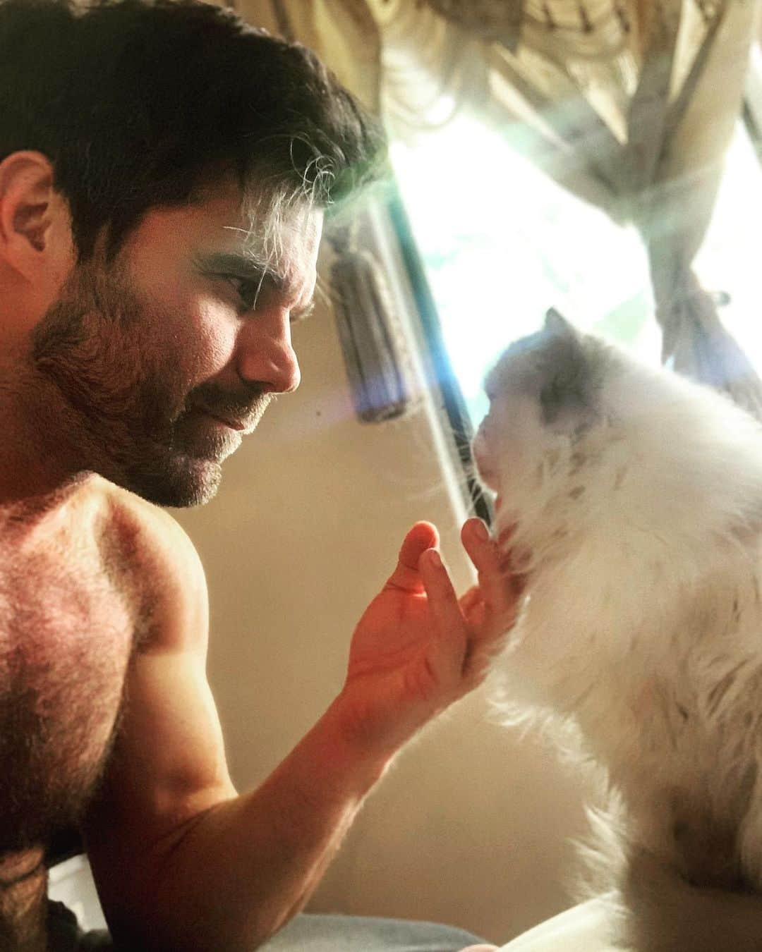 ジョーイ・ライアンさんのインスタグラム写真 - (ジョーイ・ライアンInstagram)「“We need to talk about you waking me up so early every morning.”」2月14日 2時36分 - joeyryan