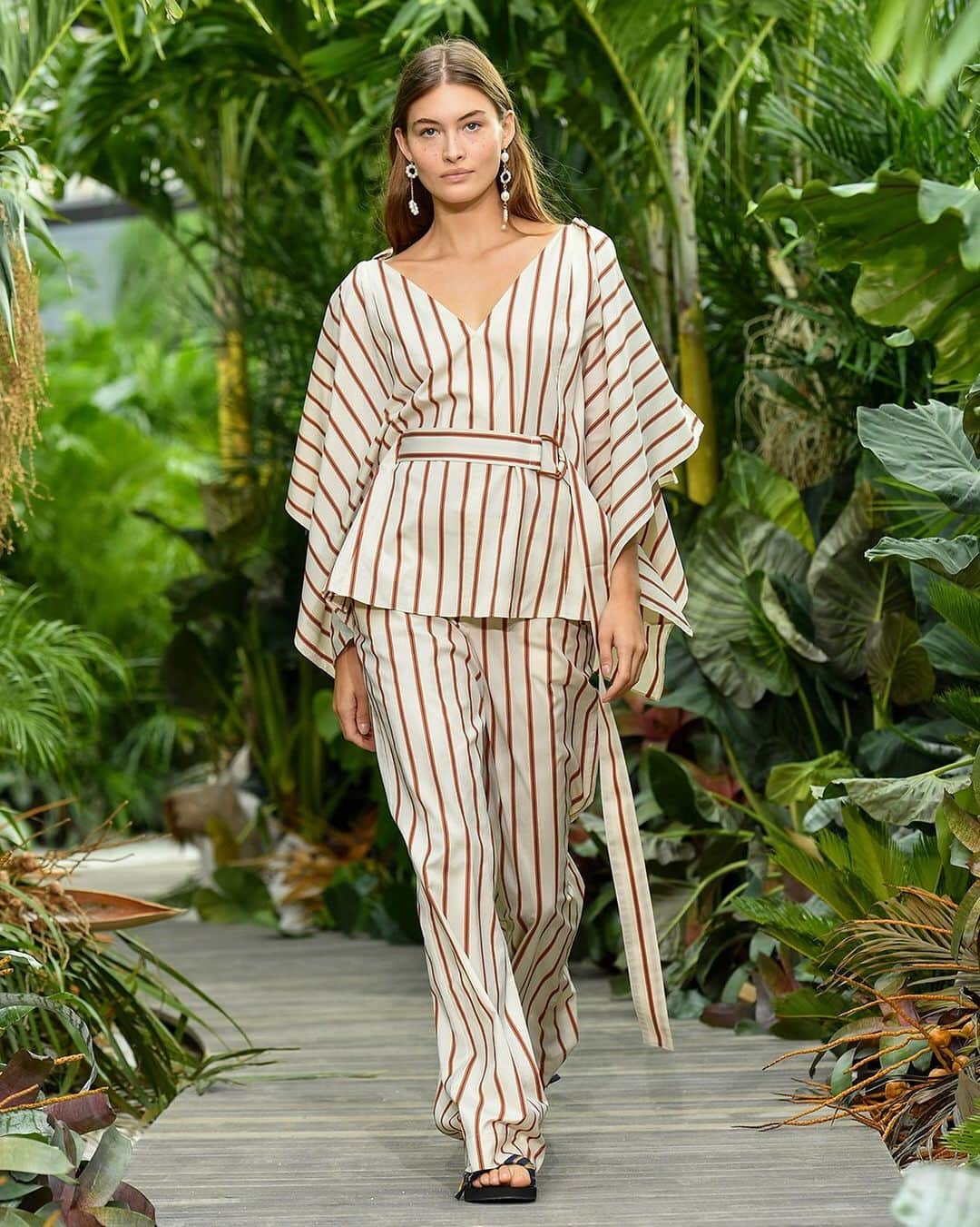 Fashion Weekのインスタグラム：「Ready for #NYFW tomorrow? Snag your front row spot to @jasonwu's @NYFW: The Shows presentation — streaming live on nyfw.com February 14 at 5pm EST — when you sign up for exclusive access to nyfw.com. 📸 by @gettyimages」
