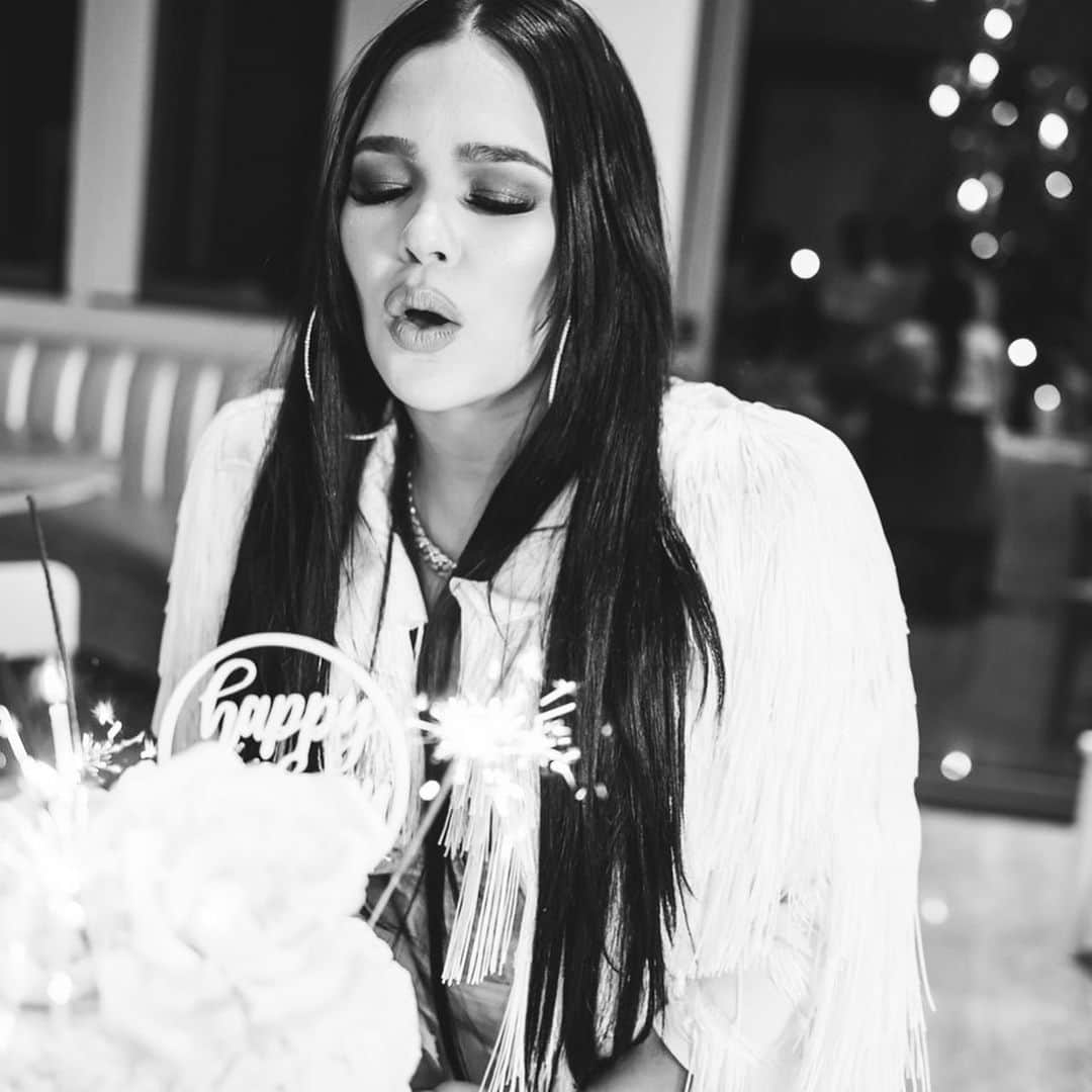 ファボラスのインスタグラム：「CELEBRATE LIFE!!!  with Family.. with Friends.. with Food... with Drinks... with Experiences... with Memories.. with LOVE 🤍 [shot by @stanlophotography]  #HappyBirthdayEmilyB #40AndFabolous  #EmilyBApresSki」