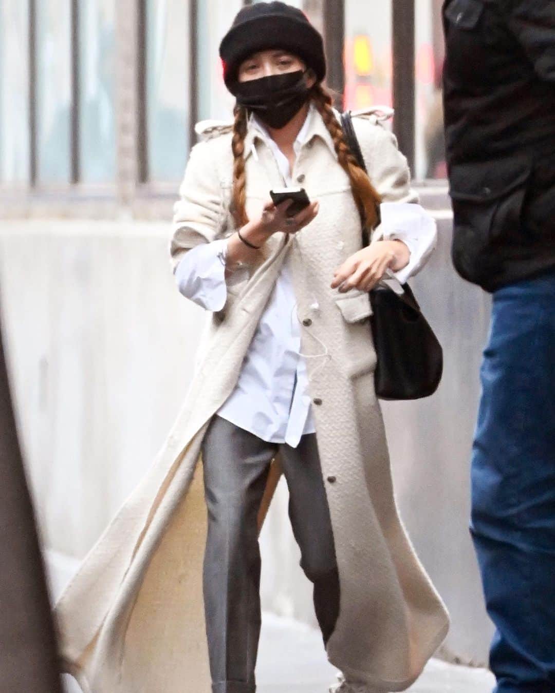 WHO WHAT WEARさんのインスタグラム写真 - (WHO WHAT WEARInstagram)「A Mary-Kate Olsen winter ‘fit I have no choice but to try and re-create myself. Tap the link in bio for everything you need to get her casual-yet-elevated vibe.  photo: splash news」2月14日 2時46分 - whowhatwear
