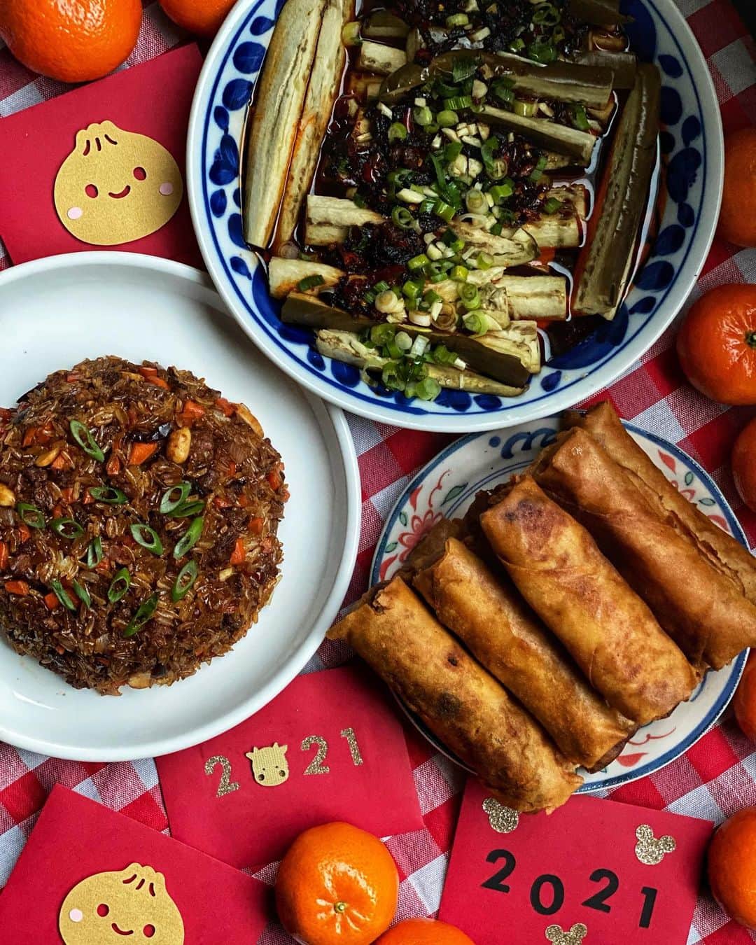 Antonietteのインスタグラム：「Gōng xǐ fā cái/Chúc mừng năm mới! 🧧 🍊 🎊Had a scaled down feast this year since there were only four of us, but that’s ok, we’ll be making and feasting on other foods this weekend! Made a vegan feast of Taiwanese sticky rice, tofu, crispy noodle and vegetable lumpia, and steamed eggplant with chili crisp, scallion and garlic oil. Very flavorful and tasty! May the Year of the Ox 🐂 bring you good luck & good fortune. Happy Lunar New Year!」