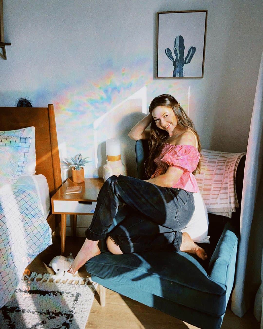 Meredith Fosterのインスタグラム：「Jesus is straight up my best friend, counselor, and healer. When something happens I dial 1-800 HEAVEN ☎️   Yesterday I spent a long time in therapy with the Lord telling Him my concerns, frustrations, and then finally thanking Him for listening to me because this girl likes to talk lol. I laid it all out in front of Him and said here take it anything that doesn’t belong in my heart, mind, or body burn it away! Almost immediately I felt this giant weight lifting off me as he replaced the spirit of heaviness for dancing / praise 🎉  This is what the Lord spoke to me and I felt someone needed to hear it today 💗  I’ve got you daughter and sons. Keep holding onto me. I’ve got your life in the palm of my hands just when you think something is too hard remember child nothing is impossible with me. It’s ok to be disappointed but don’t stay there. Don’t harden your heart, but forgive them. There is a great reward for those who continue to love those who hurt you. I’m wiping away every tear and collecting them in my bottle. I am your strength just rest and rely on me. Your faith moves my heart the way you trust me brings me joy. Less striving more sitting with me. Let me into every wound, scar, & heartbreak. Let my unconditional love and grace overwhelm you. I want to heal you beloved. Right now, today. I want you free. “Here I am! I stand at the door and knock. If anyone hears my voice and opens the door, I will come in and eat with that person, and they with me.” Revelation 3:20  The Lord is dancing and singing over you right now, he is so pleased with you.  I am not a licensed professional, sharing based off my own testimony. @drcarolineleaf is a great resource for all things mental health 🙌🏼」