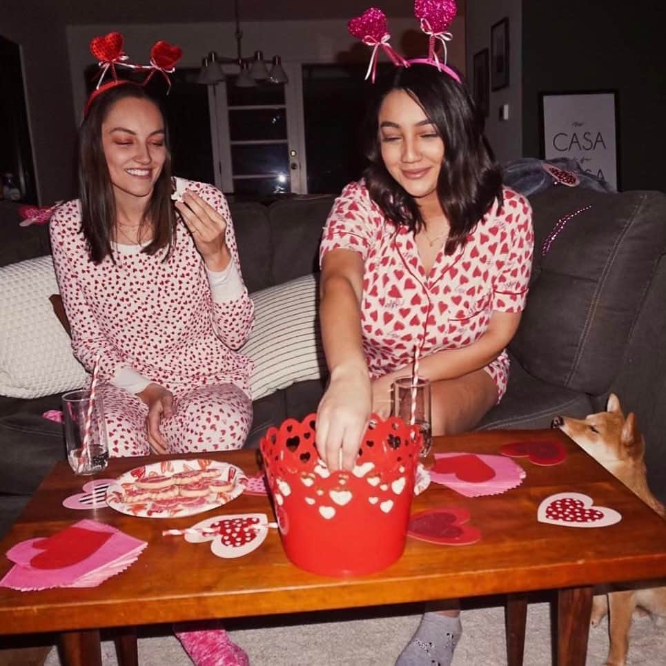 ヴィクトリアズ・シークレットさんのインスタグラム写真 - (ヴィクトリアズ・シークレットInstagram)「It's head to toe hearts when Rachel, from our Social Media team, and her friend Vielka celebrate Galentine's Day with cookies, PJs and more. ​」2月14日 3時00分 - victoriassecret