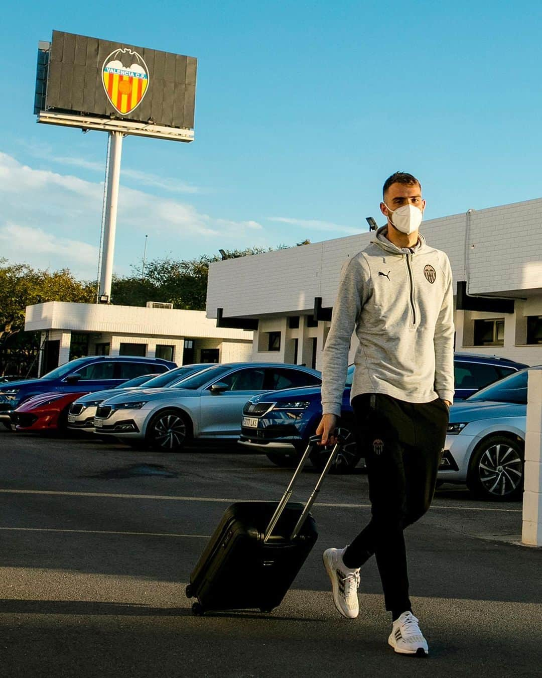 バレンシアCFさんのインスタグラム写真 - (バレンシアCFInstagram)「✈️ The squad heads to Madrid!   🦇 Despegamos rumbo Madrid con @gaboloficial 🧳   #AMUNTValencia #LaLiga #RealMadridValencia」2月14日 2時55分 - valenciacf