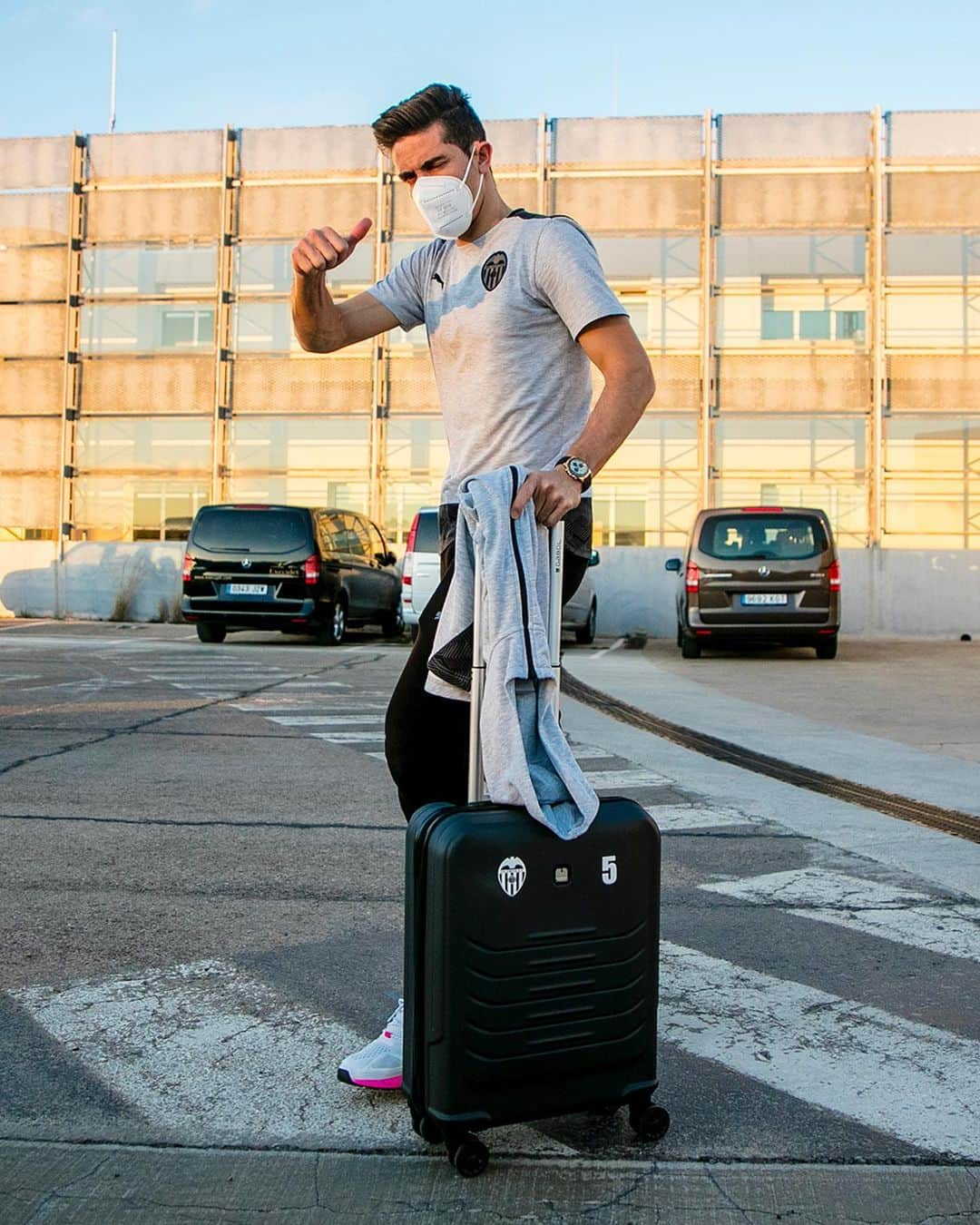 バレンシアCFさんのインスタグラム写真 - (バレンシアCFInstagram)「✈️ The squad heads to Madrid!   🦇 Despegamos rumbo Madrid con @gaboloficial 🧳   #AMUNTValencia #LaLiga #RealMadridValencia」2月14日 2時55分 - valenciacf