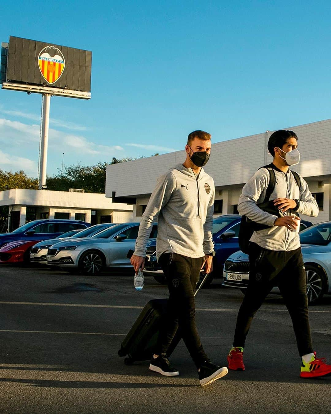 バレンシアCFさんのインスタグラム写真 - (バレンシアCFInstagram)「✈️ The squad heads to Madrid!   🦇 Despegamos rumbo Madrid con @gaboloficial 🧳   #AMUNTValencia #LaLiga #RealMadridValencia」2月14日 2時55分 - valenciacf