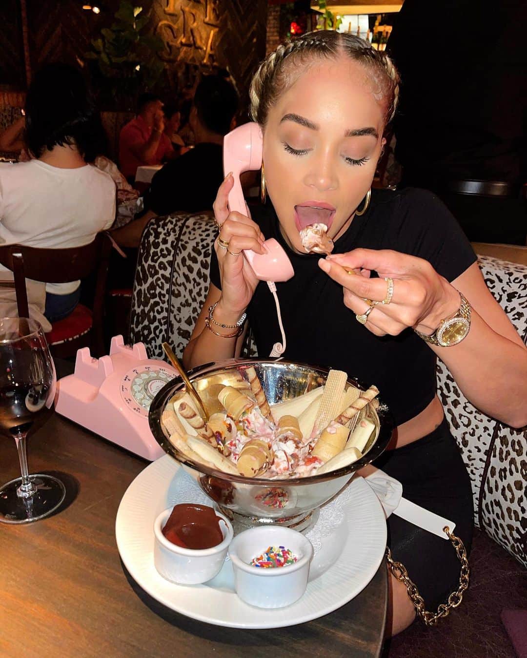 ジャスミン・サンダースのインスタグラム：「It’s always ice cream o’clock somewhere 🍦🍫🍰🍧🍪」