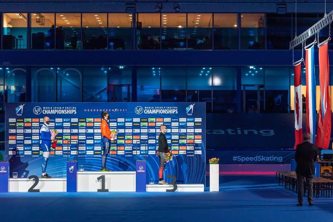 開フェルバイのインスタグラム：「HOPPAAAAH! 2nd world title 1000m! Super happy to end this season with gold!👌 thnx!  📸@stephantellier  #jumbovisma_ice #isuworldchampionships」