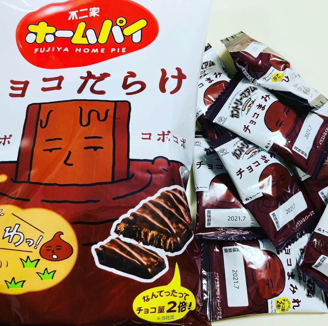 久保ミツロウのインスタグラム：「コンビニで不二家(叡王戦スポンサー)製品を見ると買うようにしてるんで、自分じゃ食べ切れないのにまた買ってしまった。 好きな湯河原イタリアンの冷凍DELI宅配が始まったので注文し届いた！人参スープとフォカッチャだけでもうQOL爆上げ。イノシシ肉のラグーは全粒粉パスタで。味が濃く無いのが良い。付け合わせの野菜作らなきゃ…という事でラタトゥイユ作った。トマトをオーブンで焼いてから煮込むと本当に旨み爆発してて最高です。30分チキン焼いてから一緒に食べた。ラタトゥイユの味が一番強い。  今日は大きい地震があって久しぶり机の下に隠れた。同じように机の下に隠れた十年前の東日本大地震、それの余震だったらしい、今日のは。十年後に本当に来るのかー余震。 お風呂急いで入って水貯めて身体中にありったけの椿油塗りたくってから顔にシートパックしつつニュースを観てた。保湿出来なくなったら怖いな…命より大事な保湿なんて無いけれど、肌荒れがひどい人間は災害時どんな保湿するんだろう。  夕方から配信でポーの一族鑑賞。 ミュージカル観るの配信含めたってド久しぶり…！？千葉さんが現れてからは千葉ワールド全開で面白かった〜👏👏👏👏👏😭😭😭😭😭😭😭😭😭😭😭😭😭😭😭😭😭  感染者出さずに千秋楽まで無事怪我なく進みますように…🙏🙏🙏✨🙏💪🙏💪✨✨」