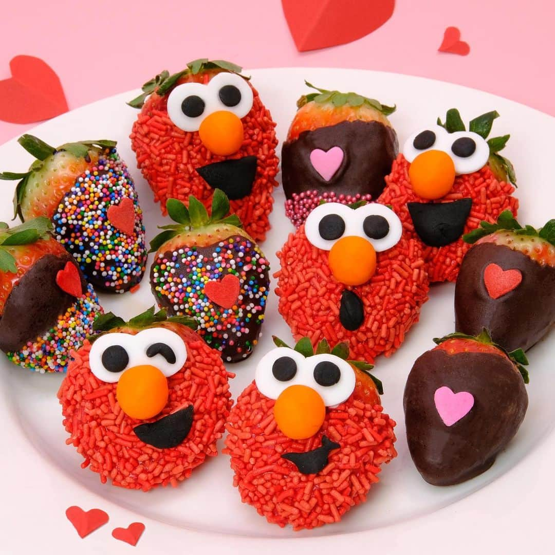 セサミストリートさんのインスタグラム写真 - (セサミストリートInstagram)「Valentine's Day is the perfect time for a "sometimes treat" like chocolate covered strawberries! Remember, @Elmo loves you berry much! ♥️」2月14日 3時07分 - sesamestreet