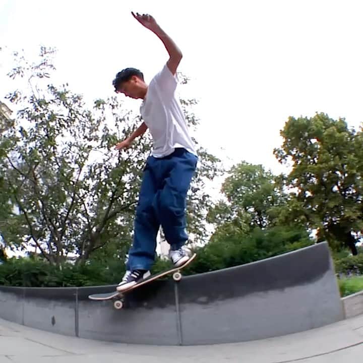 スラッシャーのインスタグラム：「👉🏾 @heitordasilva is PRO AS FUCK for @palaceskateboards 🏰 New part playing on the Thrasher site 🛰」