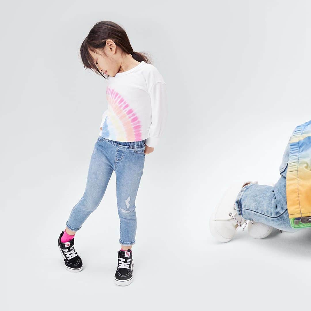 GapKidsさんのインスタグラム写真 - (GapKidsInstagram)「Extra soft and extra flexy — our Max Stretch denim miiiight just be giving sweatpants a run for their money. 👖🤸🏿‍♀️」2月14日 3時20分 - gapkids