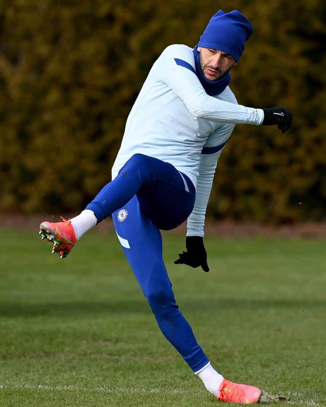 チェルシーFCさんのインスタグラム写真 - (チェルシーFCInstagram)「"For my next trick, I will make this ball appear in the back of the net" 👀🪄 #CFC #Chelsea @hziyech」2月14日 3時43分 - chelseafc