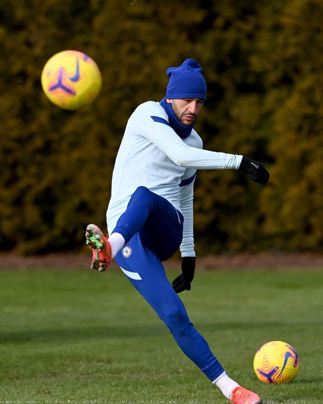 チェルシーFCさんのインスタグラム写真 - (チェルシーFCInstagram)「"For my next trick, I will make this ball appear in the back of the net" 👀🪄 #CFC #Chelsea @hziyech」2月14日 3時43分 - chelseafc