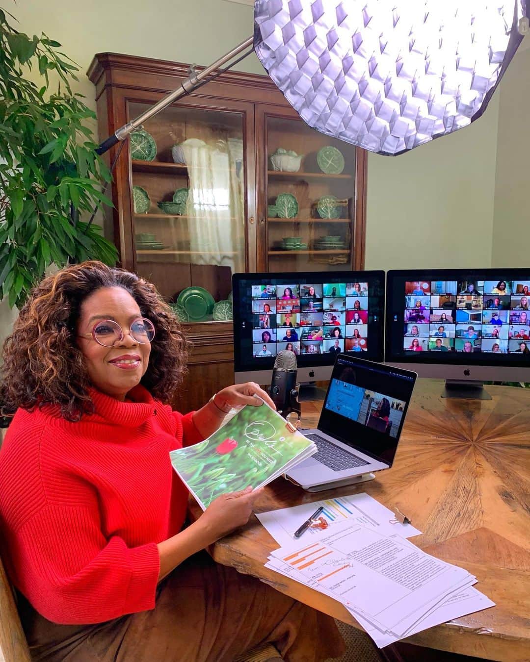 オプラ・ウィンフリーのインスタグラム：「Thank you to those who joined me today for @ww's #YourLifeInFocus: Be The Love You Need. If you missed it, you can watch the virtual event on my Facebook page. One lesson we learned today was that the word love is a lot like wellness. It means different things to different people. But there's so much emphasis on the love people bring to us that we often forget that the central key to bringing love into your life is BEING the love you want to be. Loving yourself first. Putting yourself on your to-do list. So this Valentine's Day weekend, love your partner, love your family, love your friends, but most importantly, love yourself. See y'all at the next one! ❤️❤️❤️ #OWandWW」