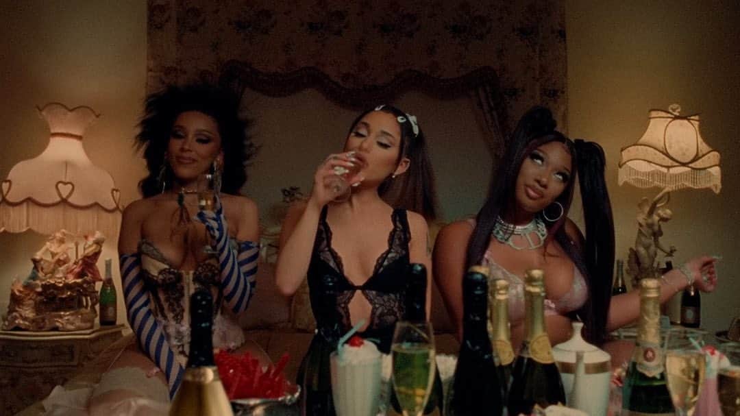 Vevoさんのインスタグラム写真 - (VevoInstagram)「Strawberries, champagne, and good girl friends 💗 We can't get enough of @arianagrande, @dojacat, and @theestallion in "34+35 (Remix)"  ⠀⠀⠀⠀⠀⠀⠀⠀⠀ ▶️[Link in bio] #ArianaGrande #DojaCat #MeganTheeStallion」2月14日 3時43分 - vevo