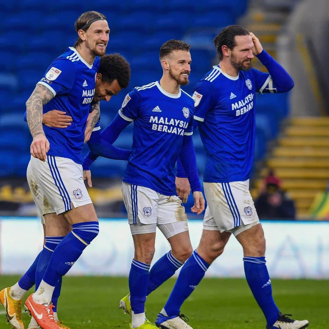 ジョー・ベネットのインスタグラム：「Nice nice 🙌🏼💙⚽️」