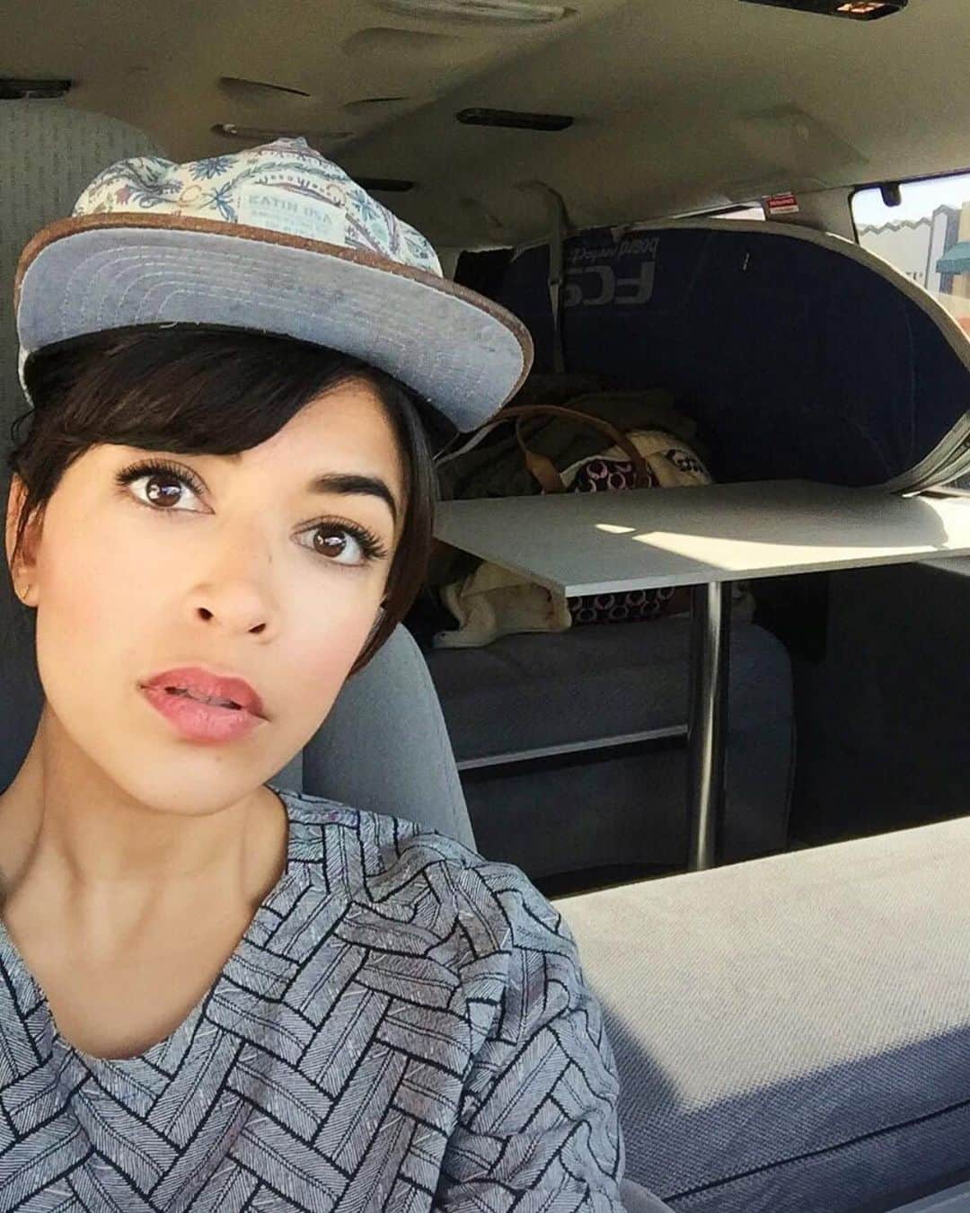 ハンナ・シモンのインスタグラム：「Yes yes cool cool I totally did remember that Valentines Day is tomorrow. Unrelated, if you need me I am as of today moonlighting as a motivational speaker and living in a van down by the river. #missfoley」