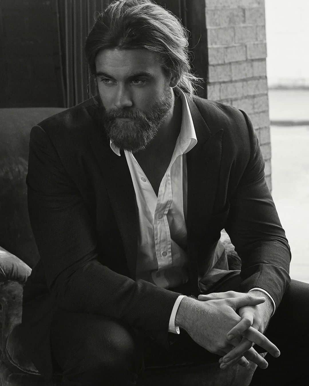 モデル、ブロック・オハーンのインスタグラム：「Never been partial to wearing suits. I prefer board shorts on a beach. But I hear ZZ Top was on to something about a sharp dressed man. So hear I am.   Also @sophyholland when are we shooting again 😏」