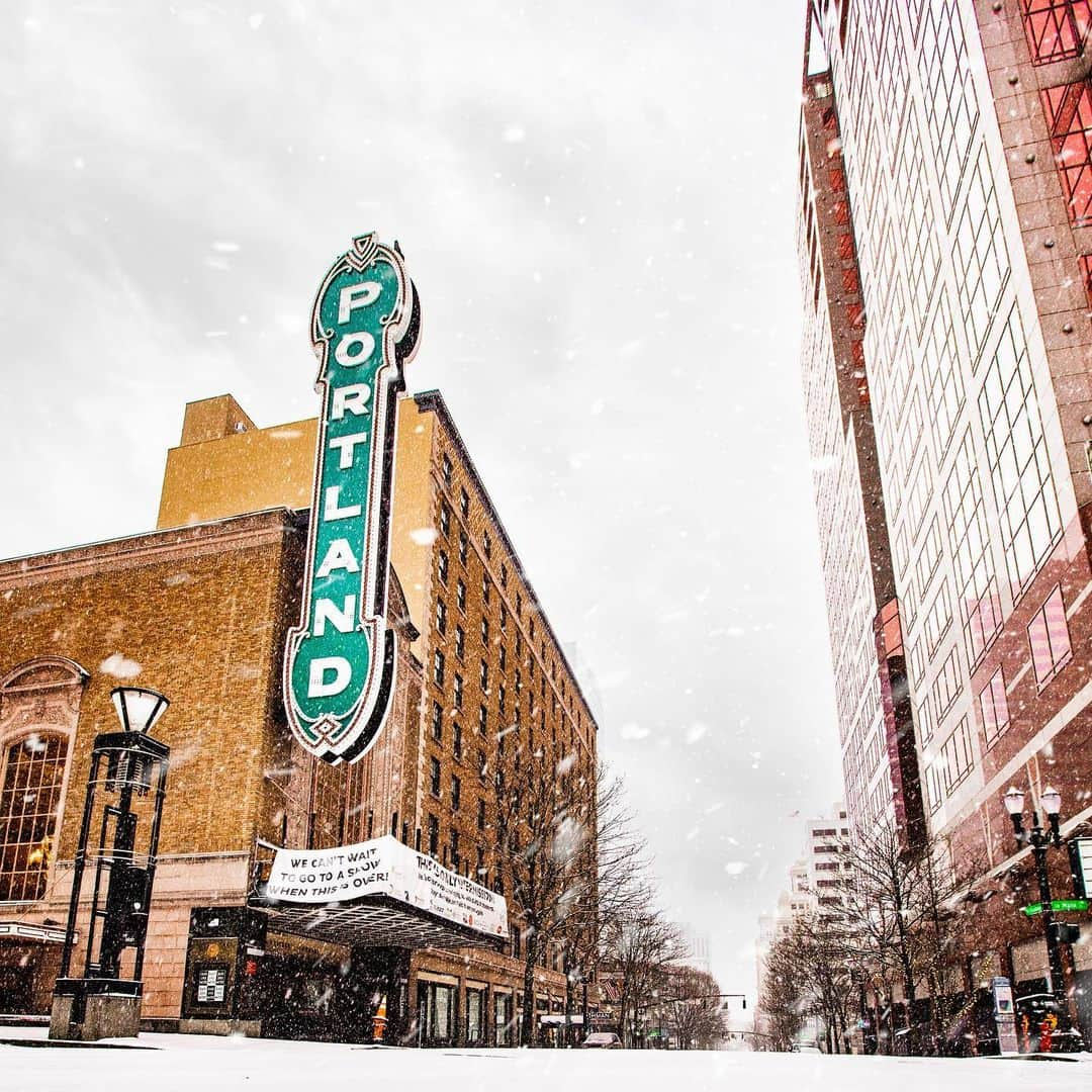 Portlandさんのインスタグラム写真 - (PortlandInstagram)「Although this snow makes for a pretty display, many individuals in our city are not as fortunate & prepared for it. Head to 211info.org to find your the nearest donation site (by county) & their requests to help our houseless community.」2月14日 4時02分 - portland