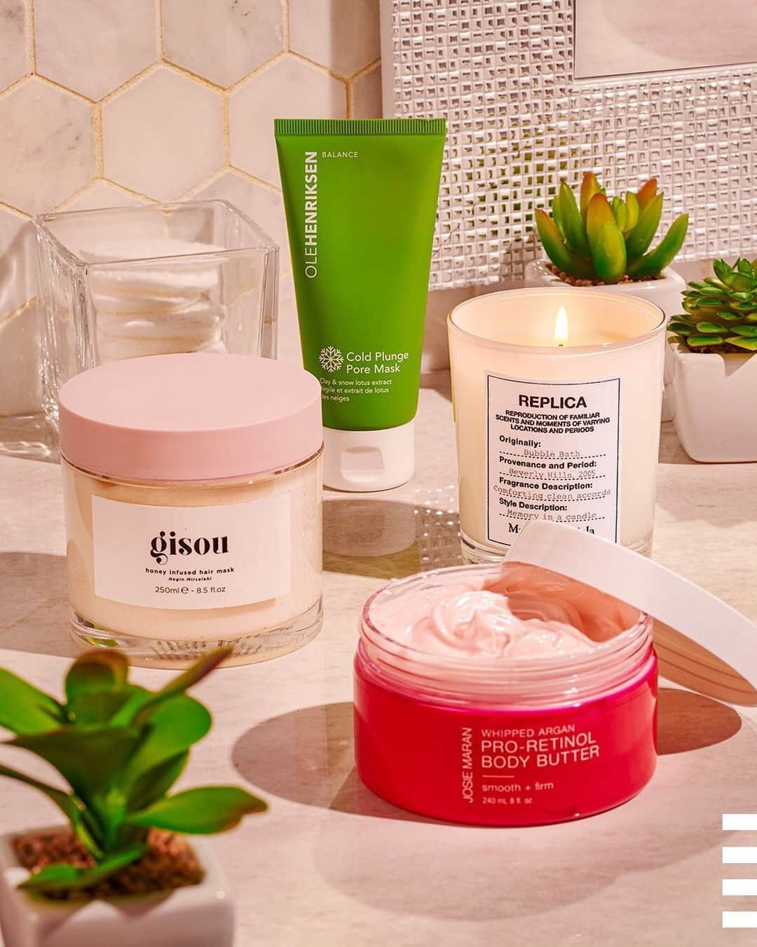 ジョジー・マランのインスタグラム：「Start the weekend off right with an unbeatable self-care squad, courtesy of @sephoracanada ✨」
